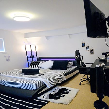 Cozy Stylish Black & White Design Room In The Heart Of Vancouver! Private Parking, Self Check-In & Just 4 Mins To Metrotown! Esterno foto