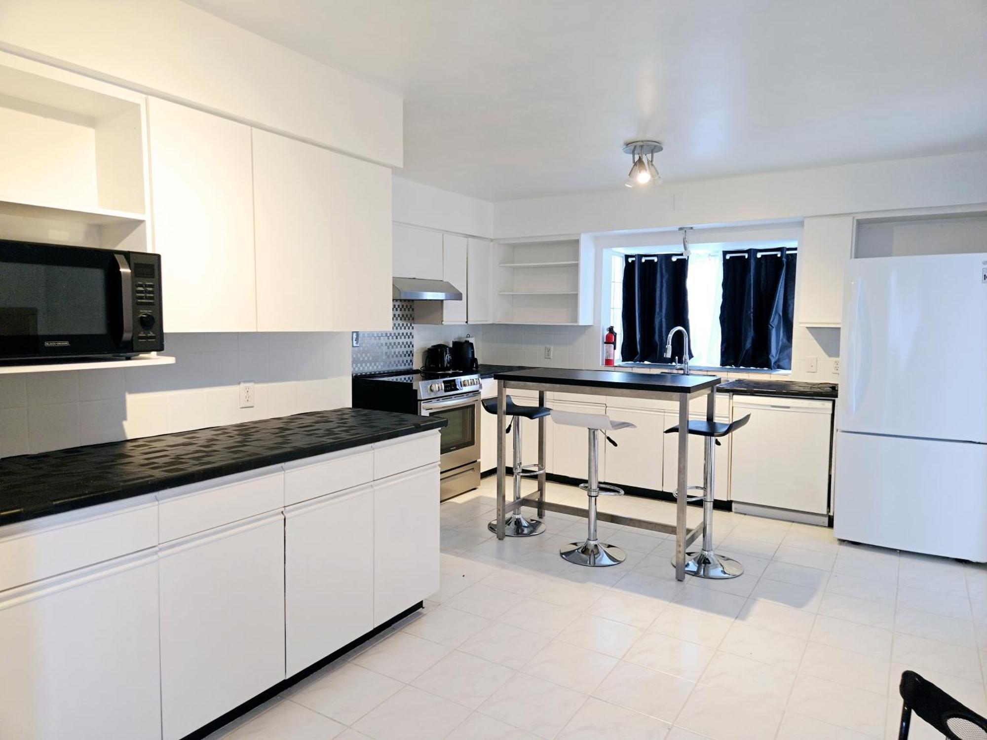 Cozy Stylish Black & White Design Room In The Heart Of Vancouver! Private Parking, Self Check-In & Just 4 Mins To Metrotown! Esterno foto