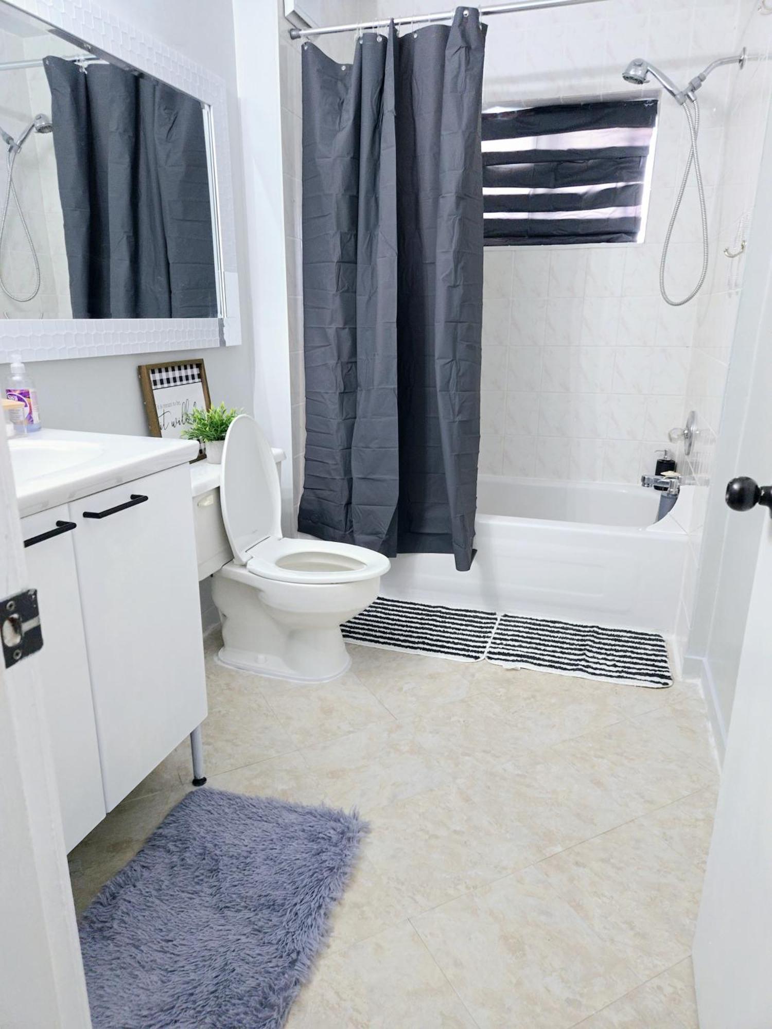 Cozy Stylish Black & White Design Room In The Heart Of Vancouver! Private Parking, Self Check-In & Just 4 Mins To Metrotown! Esterno foto