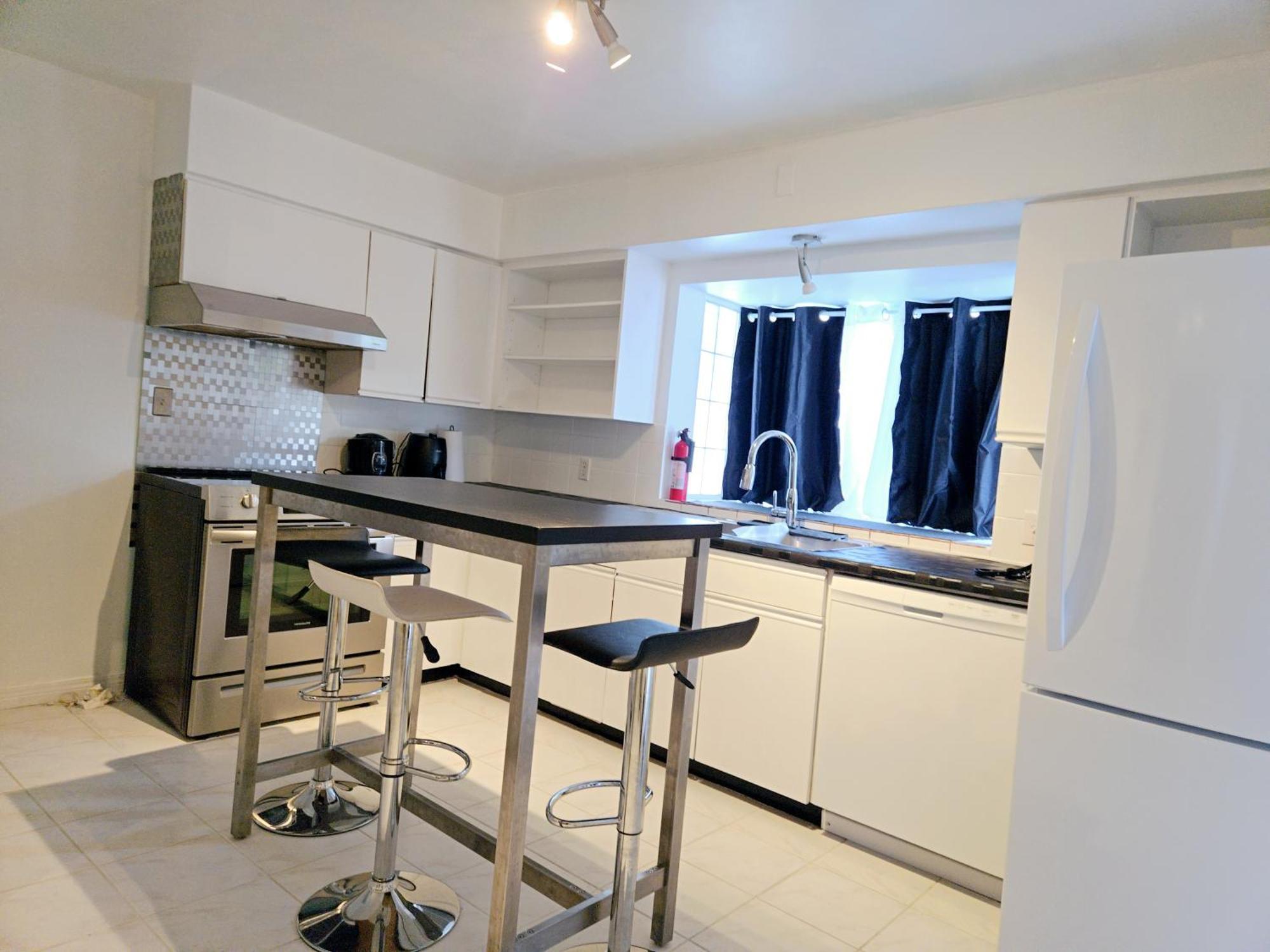 Cozy Stylish Black & White Design Room In The Heart Of Vancouver! Private Parking, Self Check-In & Just 4 Mins To Metrotown! Esterno foto