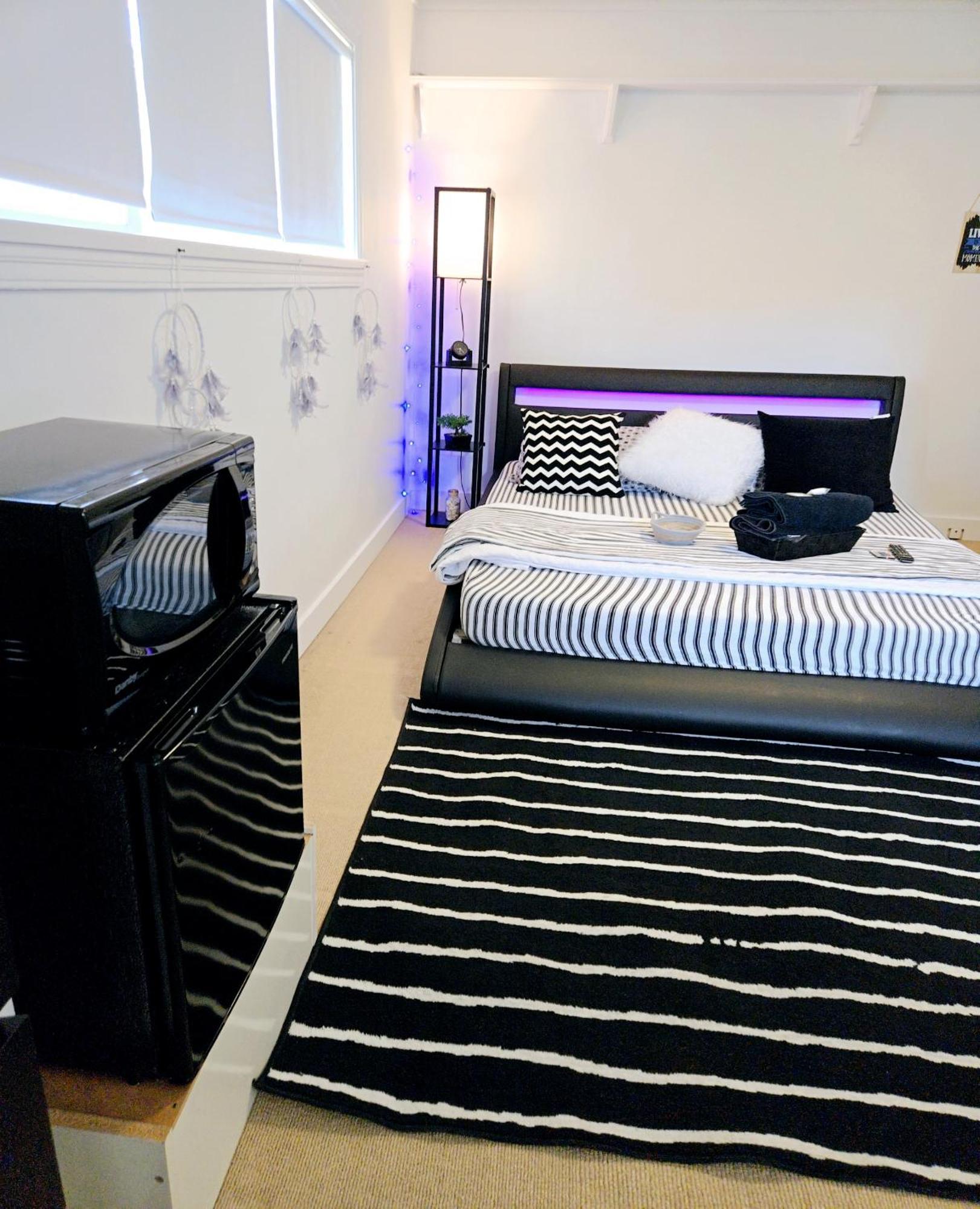 Cozy Stylish Black & White Design Room In The Heart Of Vancouver! Private Parking, Self Check-In & Just 4 Mins To Metrotown! Esterno foto