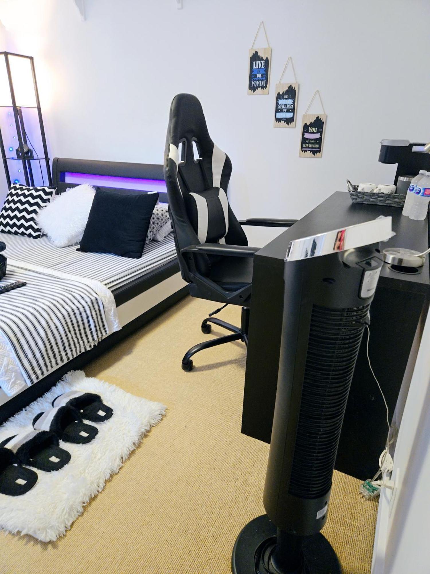 Cozy Stylish Black & White Design Room In The Heart Of Vancouver! Private Parking, Self Check-In & Just 4 Mins To Metrotown! Esterno foto