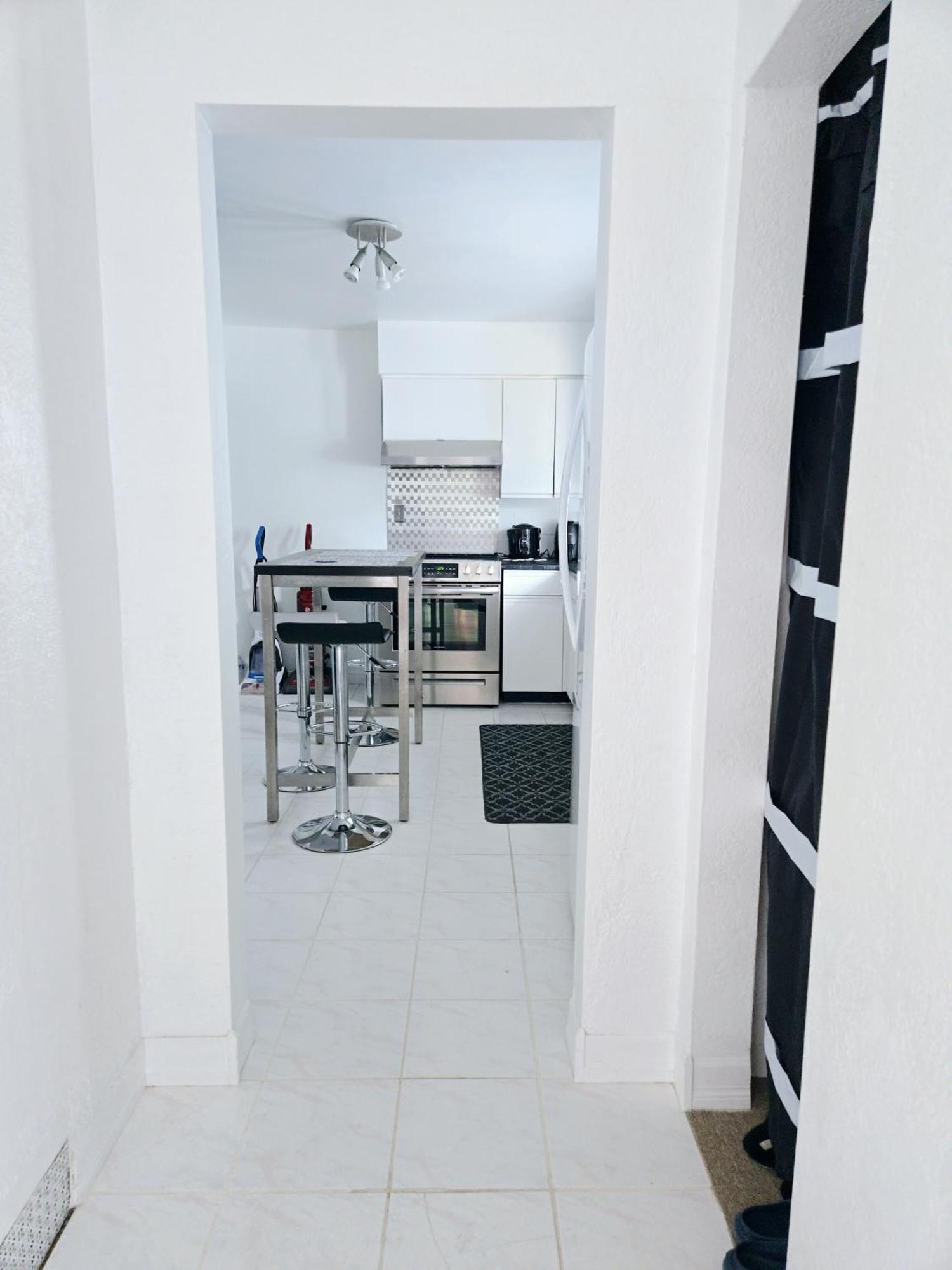 Cozy Stylish Black & White Design Room In The Heart Of Vancouver! Private Parking, Self Check-In & Just 4 Mins To Metrotown! Esterno foto