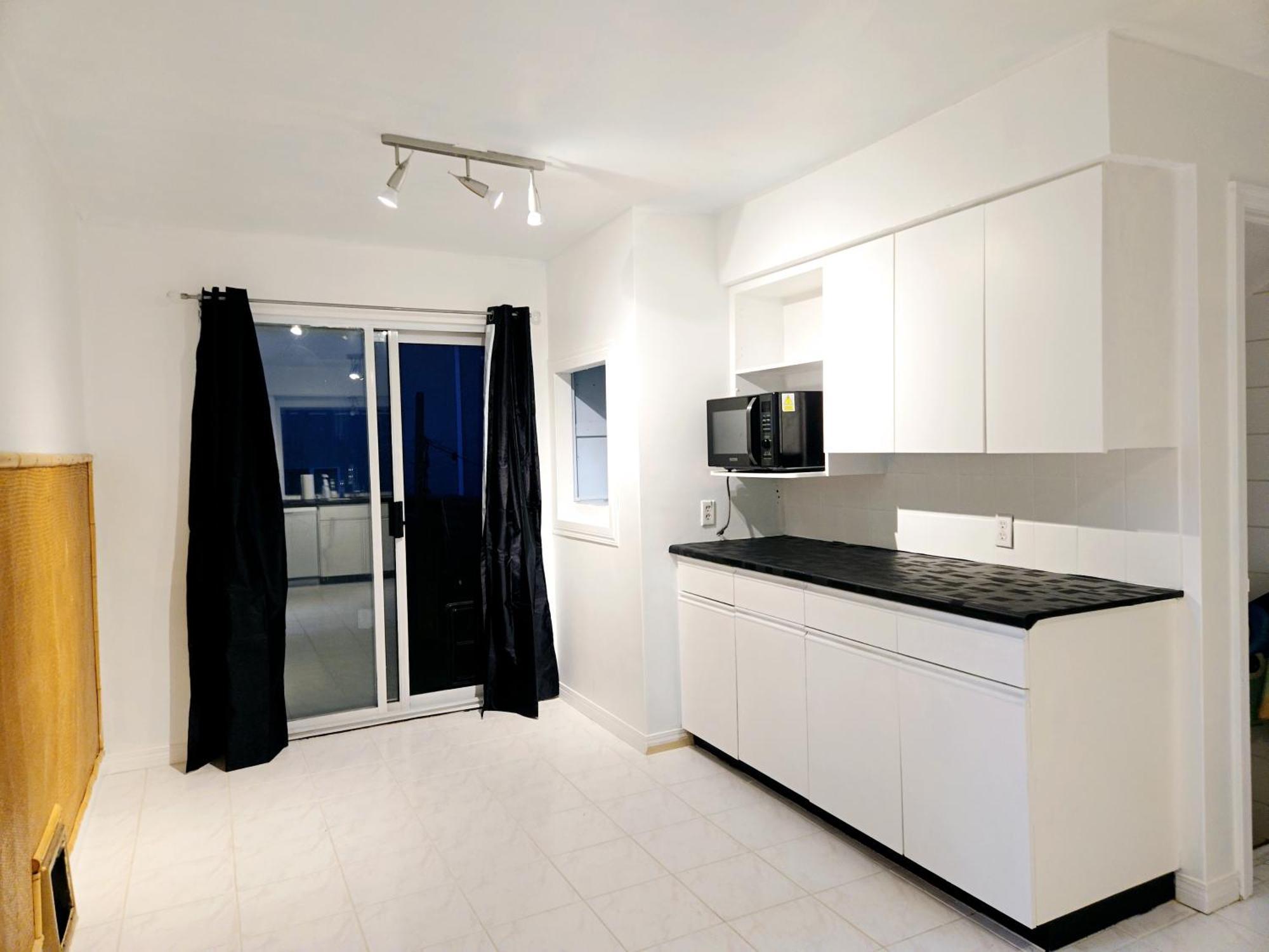 Cozy Stylish Black & White Design Room In The Heart Of Vancouver! Private Parking, Self Check-In & Just 4 Mins To Metrotown! Esterno foto
