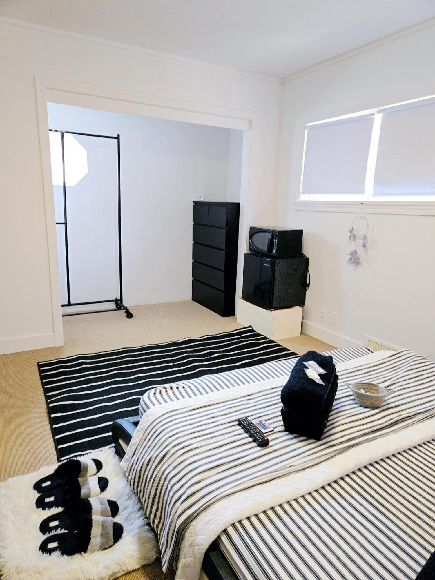 Cozy Stylish Black & White Design Room In The Heart Of Vancouver! Private Parking, Self Check-In & Just 4 Mins To Metrotown! Esterno foto