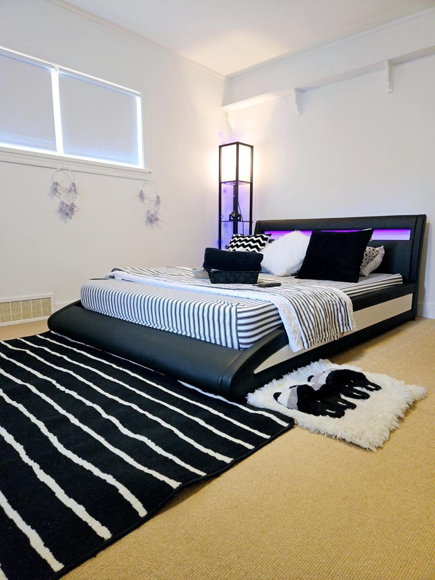 Cozy Stylish Black & White Design Room In The Heart Of Vancouver! Private Parking, Self Check-In & Just 4 Mins To Metrotown! Esterno foto