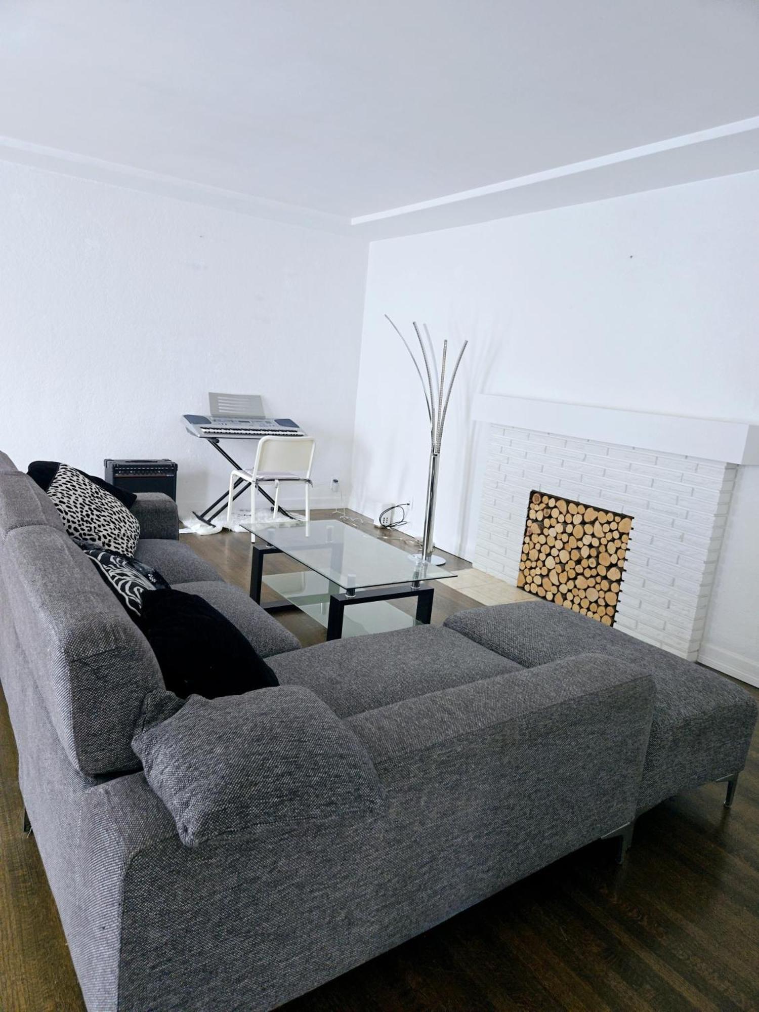 Cozy Stylish Black & White Design Room In The Heart Of Vancouver! Private Parking, Self Check-In & Just 4 Mins To Metrotown! Esterno foto