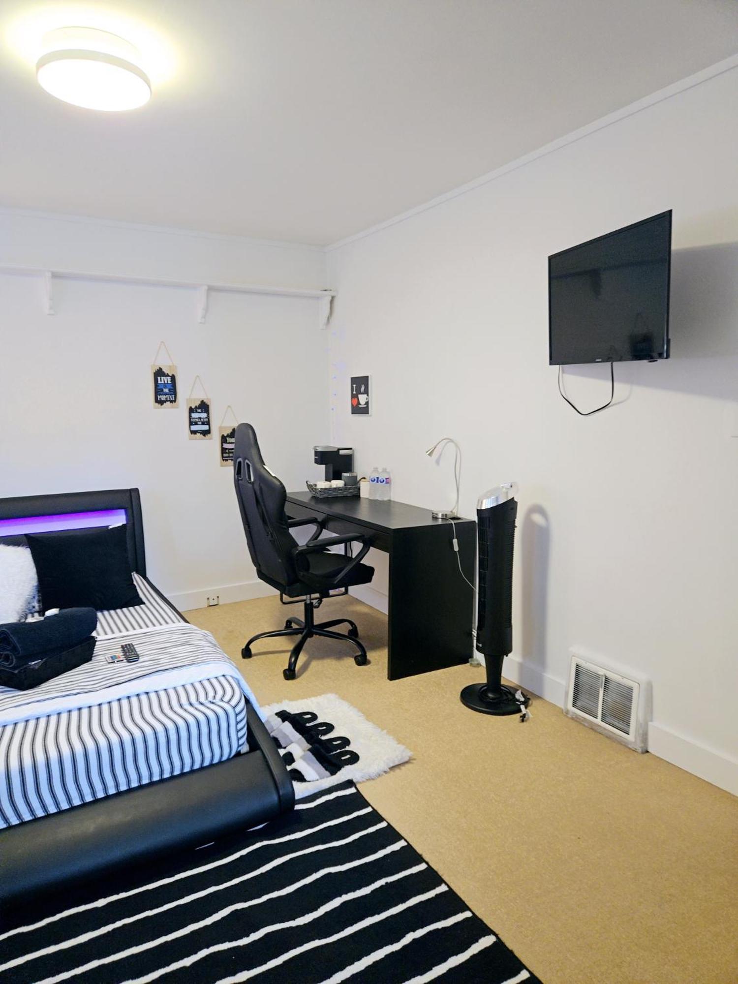 Cozy Stylish Black & White Design Room In The Heart Of Vancouver! Private Parking, Self Check-In & Just 4 Mins To Metrotown! Esterno foto