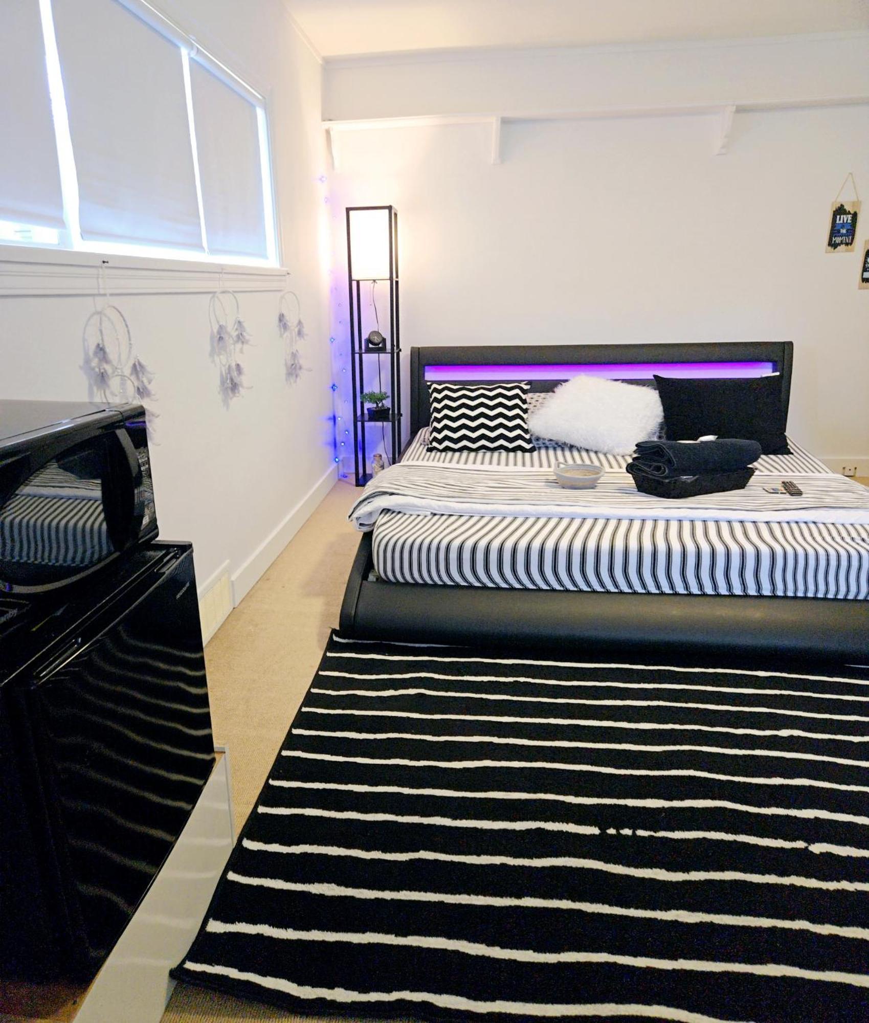 Cozy Stylish Black & White Design Room In The Heart Of Vancouver! Private Parking, Self Check-In & Just 4 Mins To Metrotown! Esterno foto