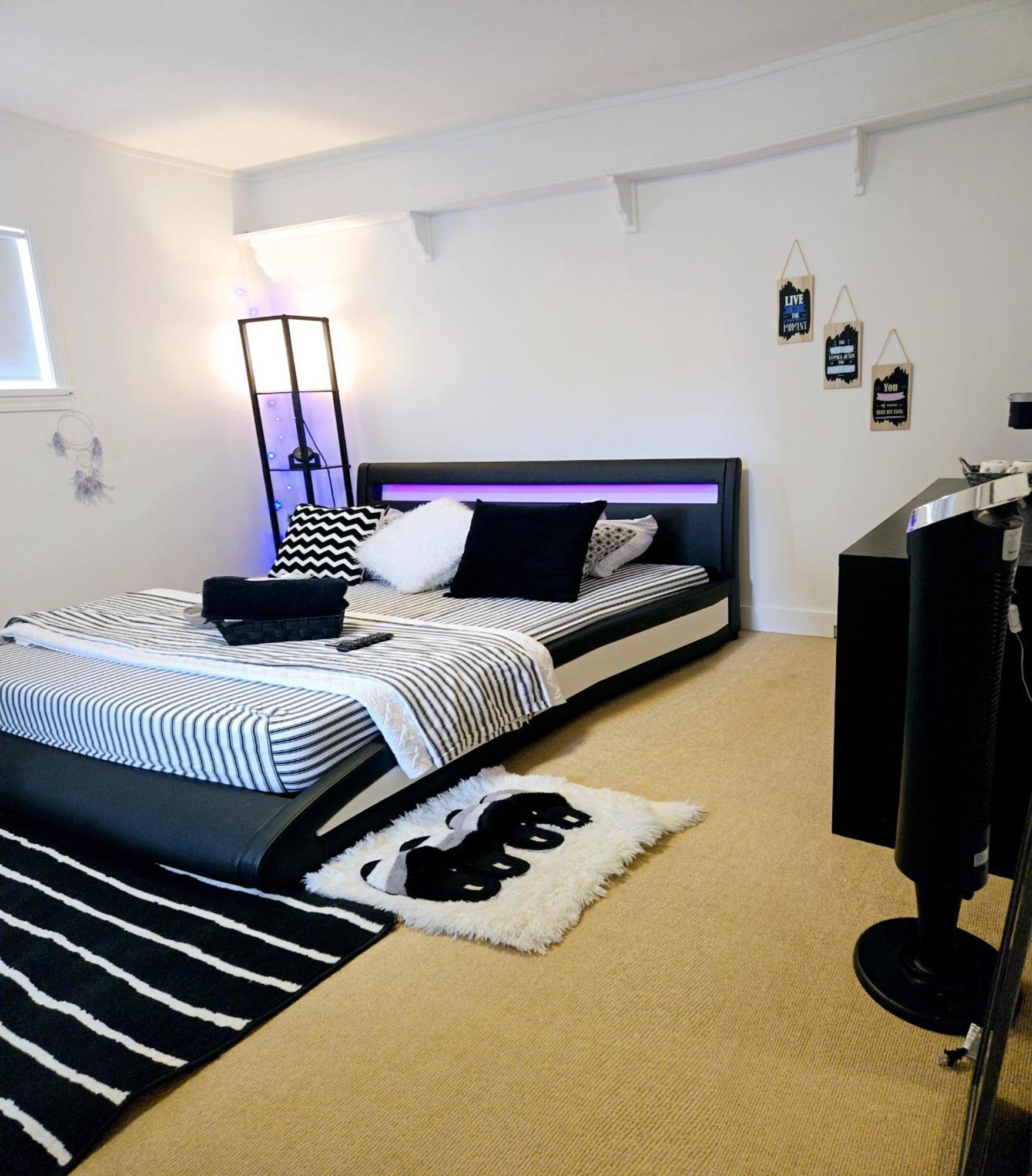 Cozy Stylish Black & White Design Room In The Heart Of Vancouver! Private Parking, Self Check-In & Just 4 Mins To Metrotown! Esterno foto